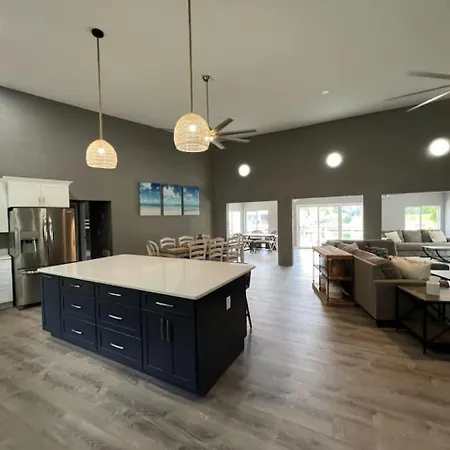 Spacious 4 Bedroom With 2 Baths With Pool And Boat Dock